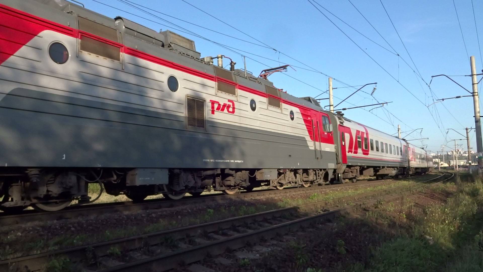 Электровоз ЭП1М-810 с пассажирским поездом и встречная электричка смотреть онлайн