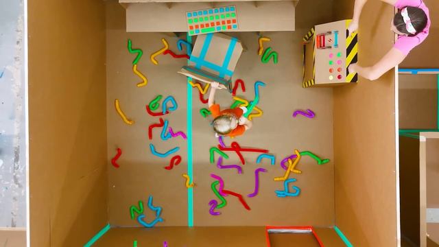 Vlad et Niki Labyrinthe de fort en boîte et défis cinéma avec Chris смотреть онлайн