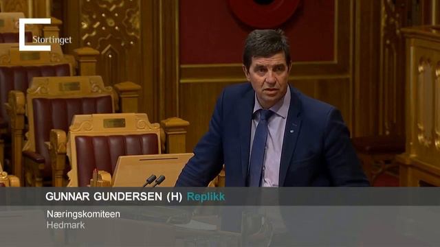 03.12.2015 Finansdebatt 8 Gunnar Gundersen utfordrer Marit Arnstad смотреть онлайн