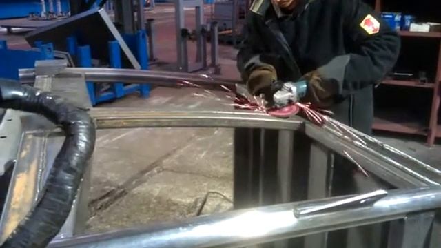 Зачистка кабины трактора фибровым кругом 3M™ Cubitron™ II 987C смотреть онлайн