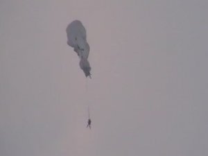 Схождение парашютистов-десантников в воздухе. (Неудачный прыжок с парашютом)