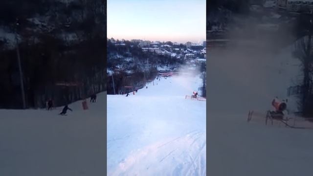 Катание на лыжах. Протасов яр. спуск. горы. снег смотреть онлайн