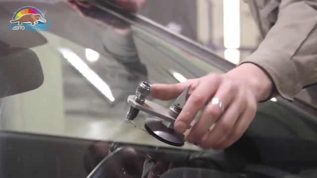 Ремонт крупного скола на лобовом стекле автомобиля в "АвтоТОТЕММ" смотреть онлайн