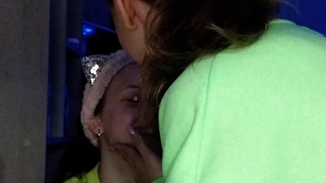 ASMR? Делаем макияж сестре ??? смотреть онлайн