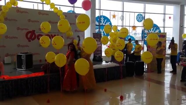 Танец Индийское "Шоу Шары" смотреть онлайн