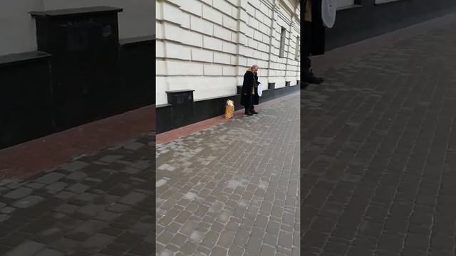Нищий просит милостыню у стены Софии Киевской. смотреть онлайн