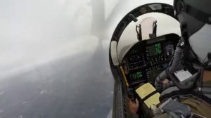 Красивая и экстремальная посадка на авианосец