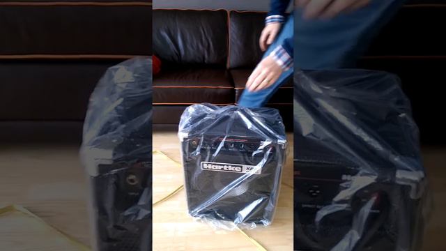 Unboxing Hartke KB12 500Watt. Bass combo (Dutch) смотреть онлайн