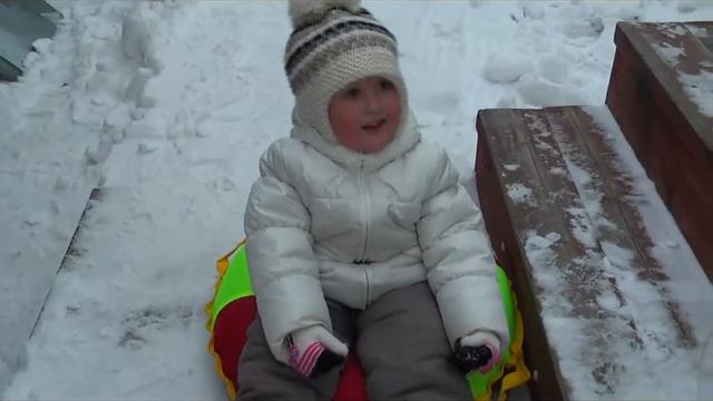 ВЛОГ Катаемся на ватрушке с горки ЗИМНИЕ РАЗВЛЕЧЕНИЯ ДЛЯ ДЕТЕЙ Лапотуша смотреть онлайн