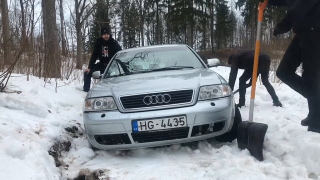 Rescuing stuck in snow 2.8 Quattro смотреть онлайн