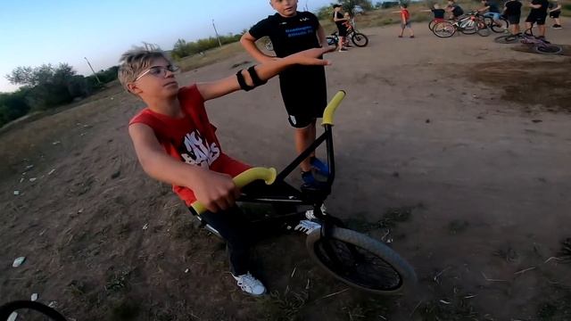 ПАЦАН На Велике СЕСТРУХИ Делает Трюки Круче Чем Некоторые На... смотреть онлайн