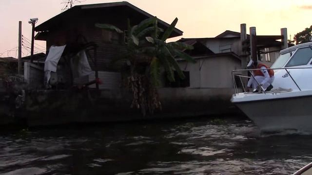 Bangkok пробка на реке перед шлюзом смотреть онлайн