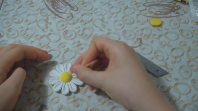 Мастер класс. Подвеска "Ромашка" из полимерной глины. смотреть онлайн