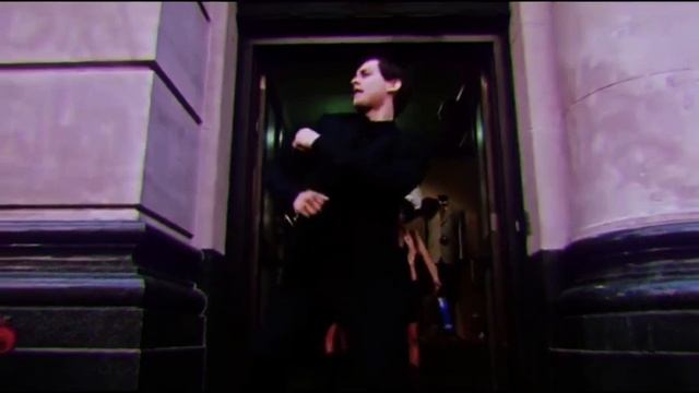 Питер Паркер танцует под музыку Tuesday