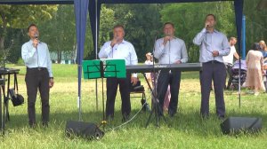 На далёком холме старый крест виден мне / Песня