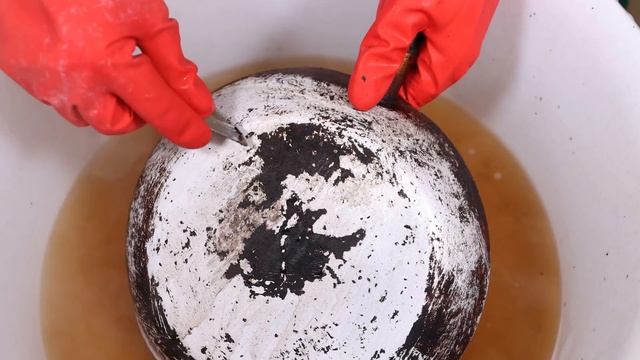 Застарелый ЖИР и НАГАР отпадёт! САМОДЕЛЬНОЕ СРЕДСТВО, от которого сковородки будут НОВЕЕ НОВОГО! смотреть онлайн