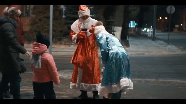 Поздравили прохожих с НОВЫМ ГОДОМ! ГИРЛЯНДА НА МАШИНЕ. ВАЗ 2102. ДЕД МОРОЗ РАЗДАЁТ ПОДАРКИ смотреть онлайн