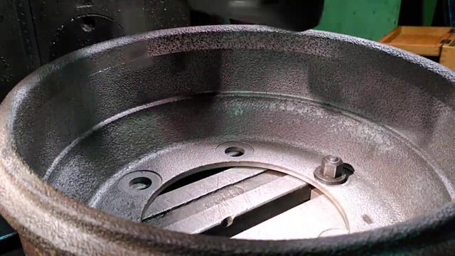 Ausdrehen einer Bremstrommel auf der Universalfräsmaschine смотреть онлайн