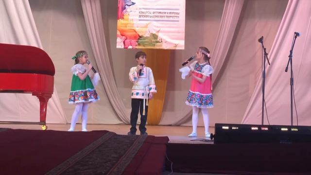 Две подружки. Трио ЯХОНТЫ смотреть онлайн