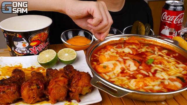 ASMR MUKBANG 직접 만든 양념 치킨 치즈 스틱 김밥 레시피 & 먹방 FRIED CHICKEN AND FIRE NOODLES EATING SOUND! смотреть онлайн