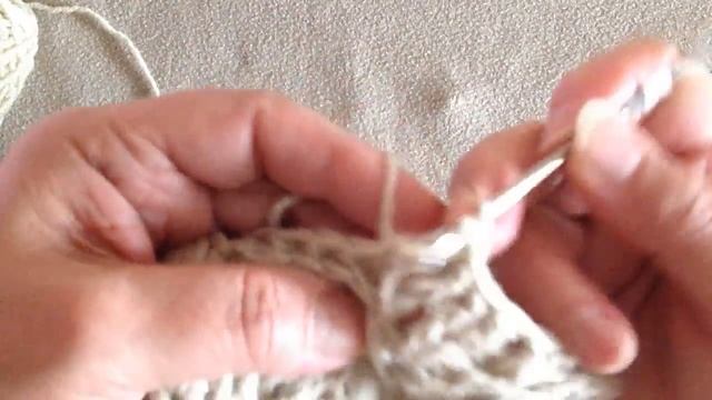 шапочка с листьями 2 вязанная рельефными столбиками, ,часть 3 смотреть онлайн