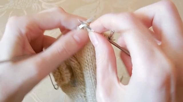 ВЯЗАНЫЕ ВАРЕЖКИ С КЛИНОМ НА БОЛЬШОМ ПАЛЬЦЕ. HOW TO KNIT MITTENS. МАСТЕР-КЛАСС смотреть онлайн