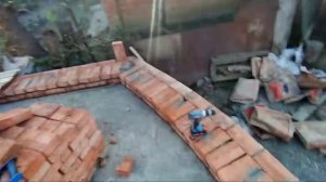 Двухэтажный дом с полукруглым эркером 1 серия. Кошмарный фундамент, цоколь из красного кирпича.