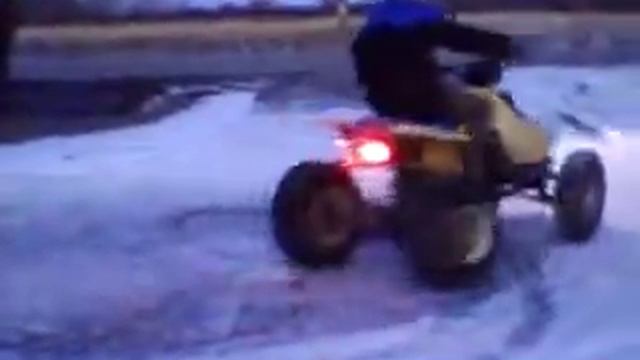 Me doing donuts on my 1986 Suzuki quadracer 250r смотреть онлайн