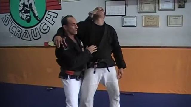 MASTER PAULO MAURICIO STRAUCH/PROF RICARDO FERREIRA SELF DEFENSEdefending a head lock.MOD смотреть онлайн