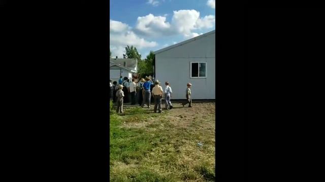 Man Moves Barn смотреть онлайн