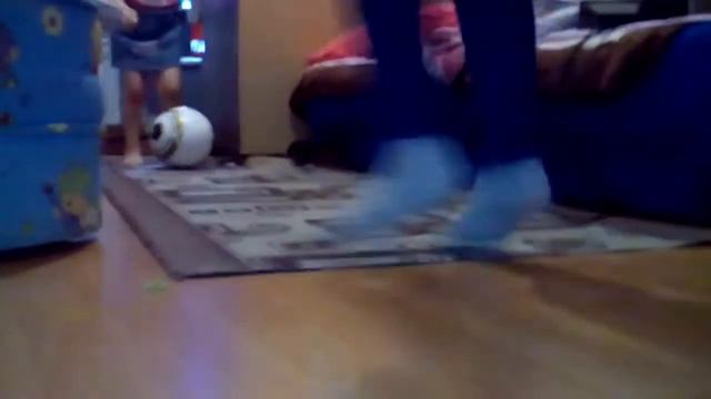 5 летняя девочка играет в футбол с 6 летней и 11 летней девочкой.