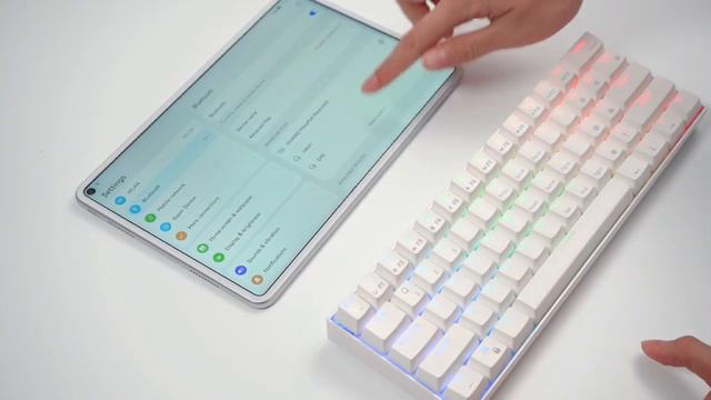 RK ROYAL KLUDGE RK61 2.4Ghz / Bluetooth / Wired RGB Wireless Mechanical Gaming Keyboard White смотреть онлайн