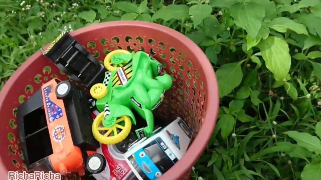 Mencari mainan spiderman, mobil truck, eskavator,mobil balap, buldozer, ultraman, truk molen смотреть онлайн