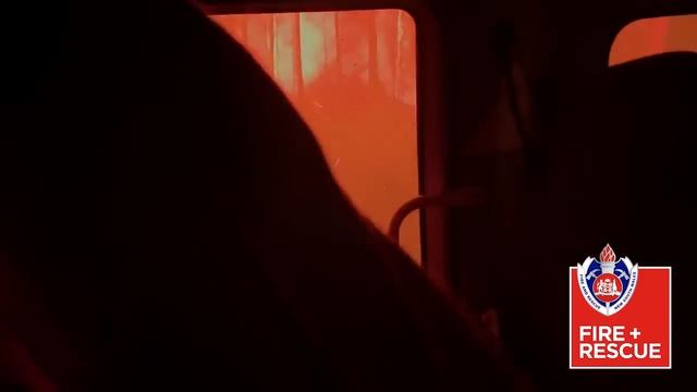 Australian firefighters drive through raging inferno I ABC7 смотреть онлайн