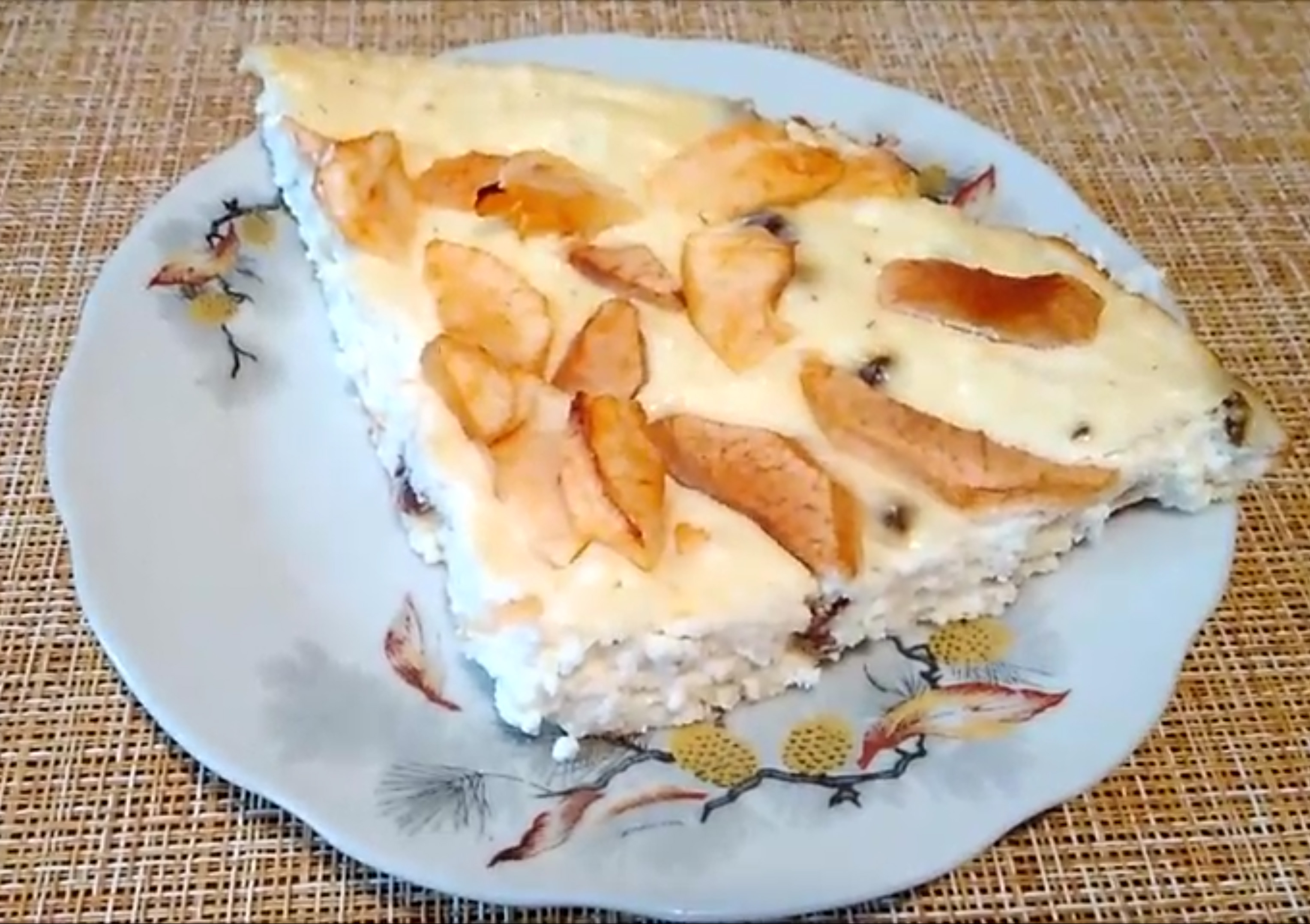 Запеканка с изюмом и с яблоками.mp4 смотреть онлайн