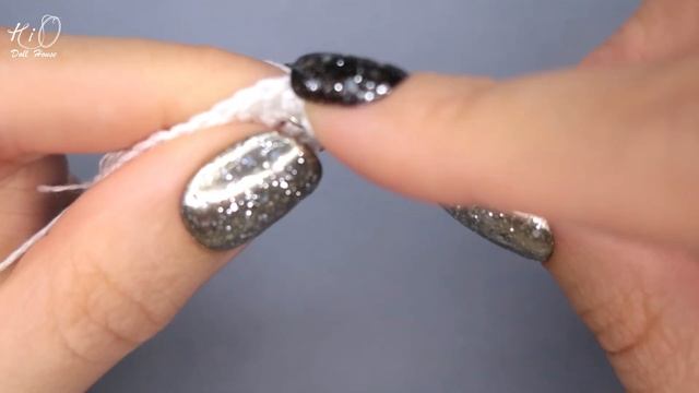 ?Как связать крючком СУМКУ из бисера для кукол!?Миниатюрная сумочка, вязаная бисером своими руками! смотреть онлайн