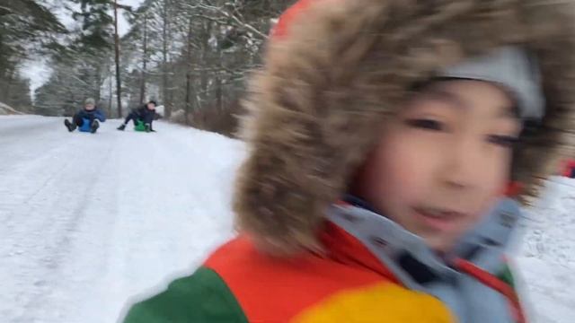 Выпал снег, поехали кататься на санках | Snön har kommit till Stockholm då åker vi till pulkabacken смотреть онлайн