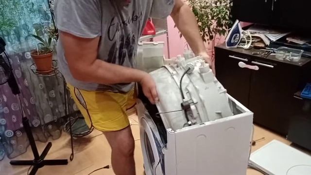 Замена подшипников барабана в неразборном(цельнолитом) баке стиральной машинки Индезит. Часть 1 смотреть онлайн