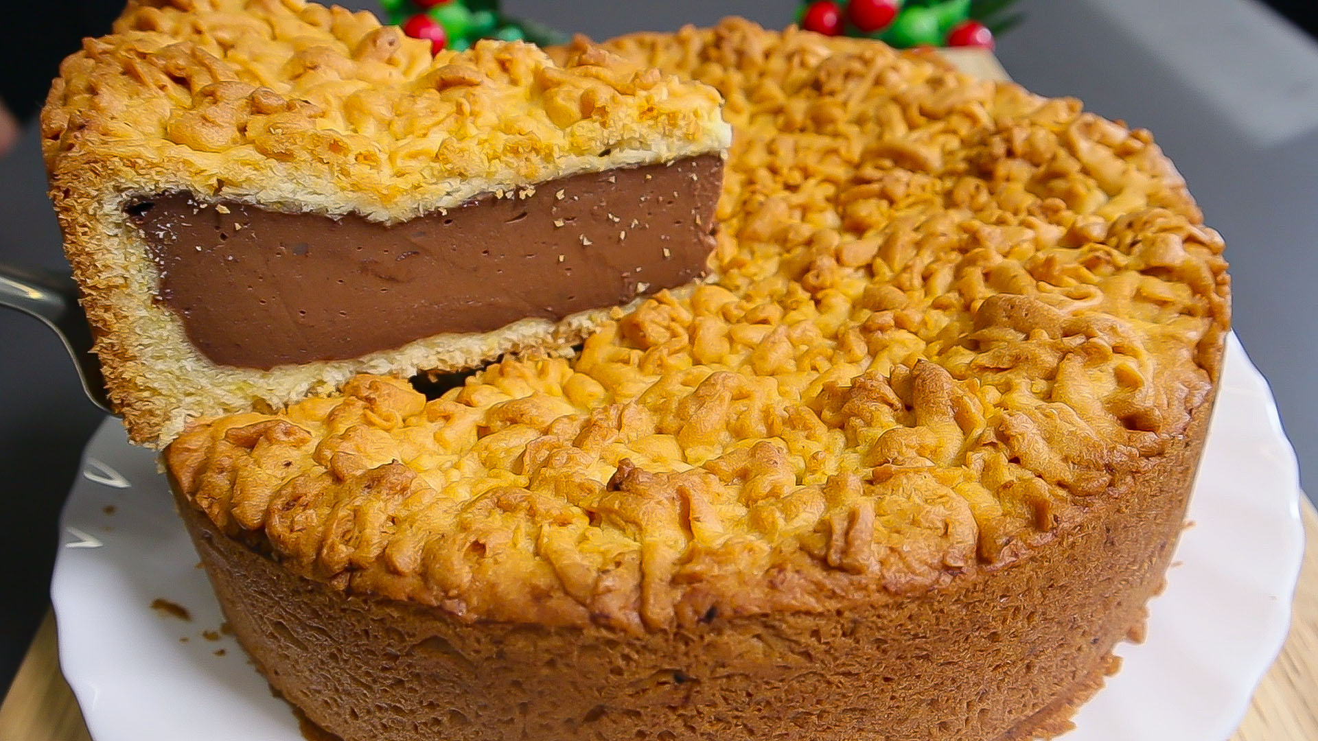 Очень простой и дешёвый пирог с шоколадной начинкой. Невероятно вкусно!