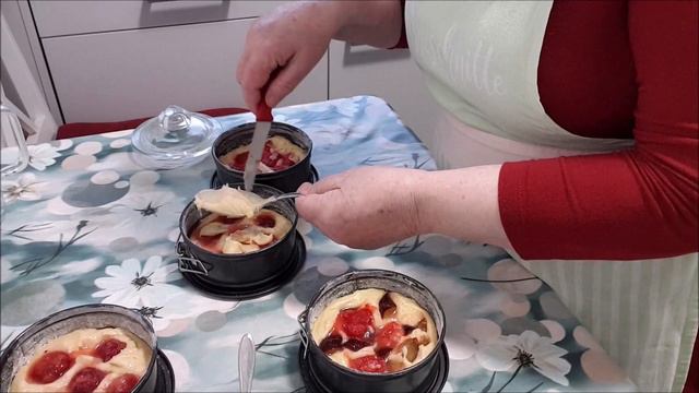 Тортики с ягодой малиной!Кескс с изюмом! смотреть онлайн