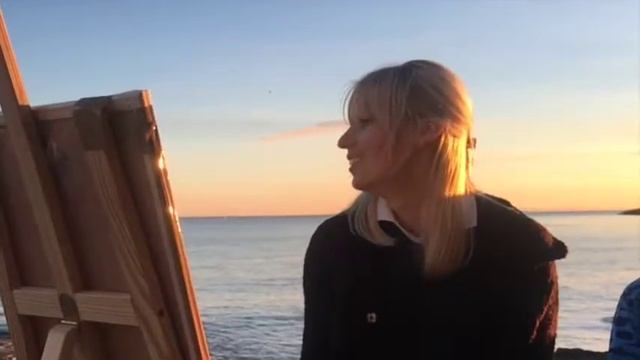 Люлена рисует на пленэре набережную в Испании смотреть онлайн