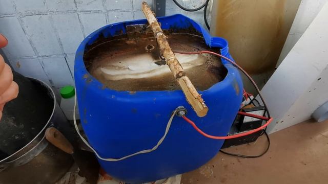 ОЧИСТКА ЧУГУННОЙ СКОВОРОДЫ ЭЛЕКТРОЛИЗом. смотреть онлайн