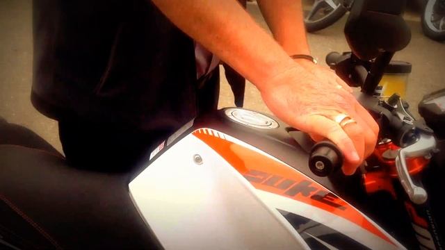 2013 KTM Duke 690-R, My first new bike ever :-) смотреть онлайн