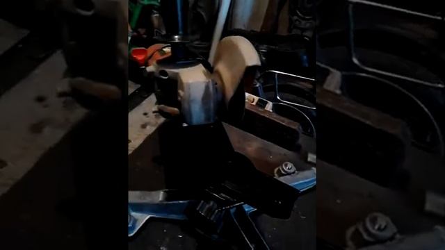 Ugaona brusilica sa postoljem смотреть онлайн