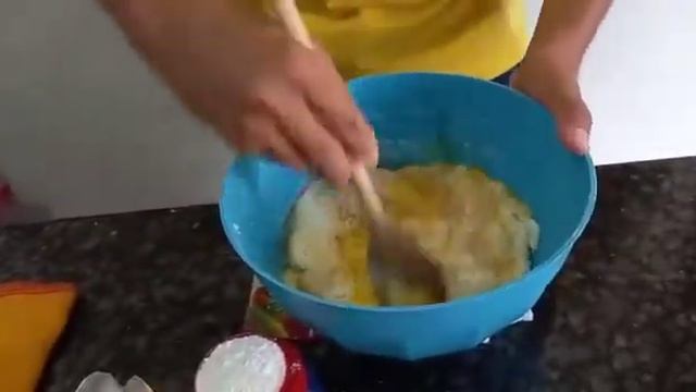 Preparando um delicioso bolo de macaxeira no interior de Pernambuco смотреть онлайн