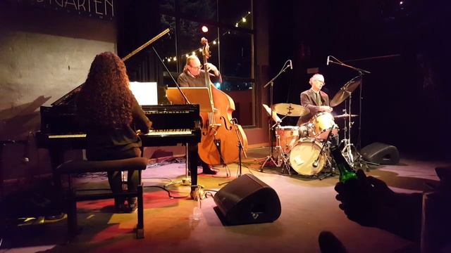 Sylvie Courvoisier Trio смотреть онлайн