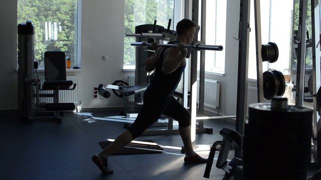 Выпады со штангой назад смотреть онлайн