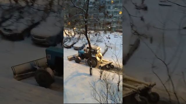 Трактор чистит улицы Москвы. смотреть онлайн