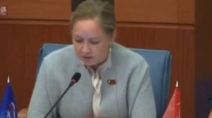 Огурцы салат и лук-всё на булочек с кунжутом в конституцию