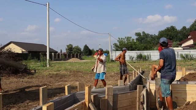 Заливаем ленточный фундамент для дома/Строительство нового дома для Уральцев часть 2 смотреть онлайн